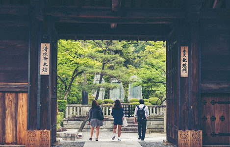 2017年8月2日，日本京都：日本京都，日本青年学生从小学归来。