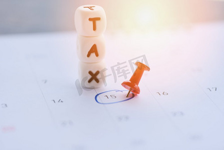 日历上标记的美国纳税到期日4月15日/纳税日概念缴税政府税
