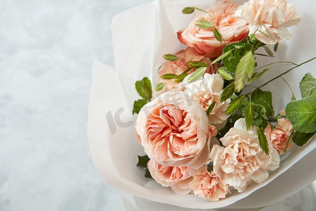 在白色背景的美丽蓬松的玫瑰花束。束玫瑰