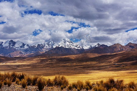 风景雪山高山在安第斯山脉，附近的瓦拉斯，秘鲁
