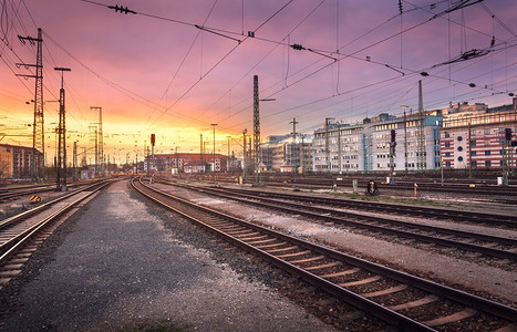 工业景观。德国纽伦堡火车站。铁路在美丽的天空和城市建筑物的背景的五颜六色的日落。
