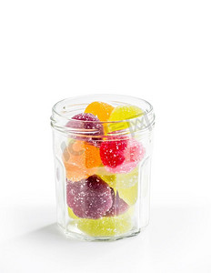 五颜六色的水果果冻在开放的玻璃罐，在白色背景