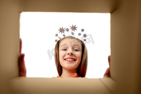 礼物和惊喜概念—快乐的惊喜女孩在党皇冠看到打开的礼物盒。快乐的女孩在tiara寻找到打开的礼品盒