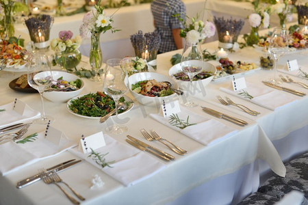 婚礼接待处为客人准备。桌子上有食物和饮料。婚宴桌