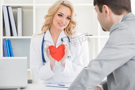 医生向病人表示心意。医生向患者展示红纸心脏，心脏治疗师会诊