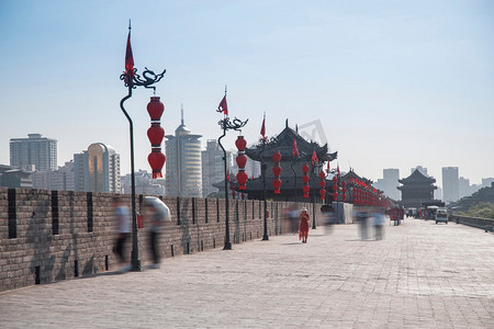 西安城墙.街道现代建筑