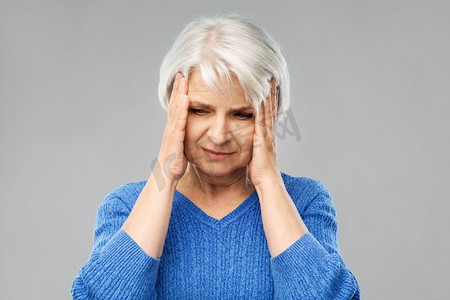应力摄影照片_健康、压力和老年人观念—老年妇女头痛。患有头痛的老年妇女