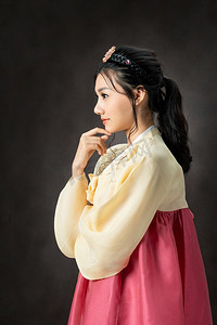 演播室里穿着传统韩服(韩服)的韩国女子。美丽的韩国文化。