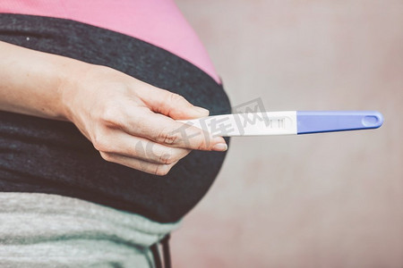 阳性摄影照片_怀孕测试呈阳性的女性