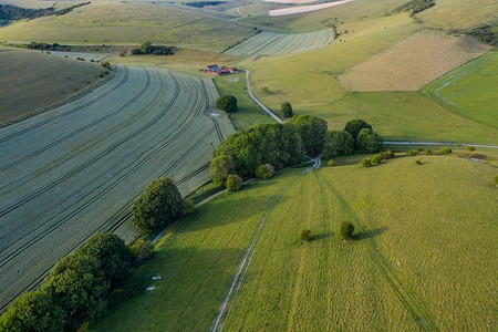 英国乡村美丽的无人机风景图象在傍晚日落期间夏天光