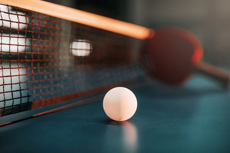 乒乓球在桌子上对网，选择性焦点，背景球拍，游戏概念。网球运动器材