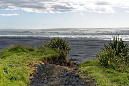 黑沙滩。新西兰塔拉纳基海岸的黑沙滩