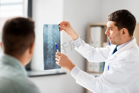 医学、保健和人的概念-医生在医院的医务室向病人展示x光。医生在医院向病人展示X光片