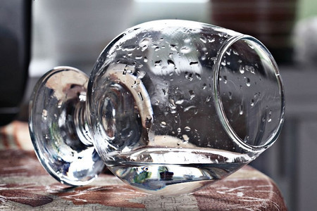 水概念玻璃烧杯