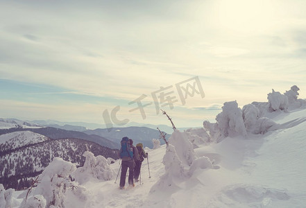 冬季山区的徒步旅行者