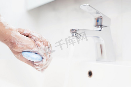 男性每次吃饭前都要洗手，以防止细菌、病毒、新冠肺炎和细菌。