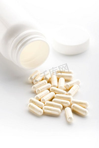 链球菌摄影照片_酸奶胶囊孤立在白色背景。酸奶胶囊有助于维持正常健康的胃肠道系统和消化功能。