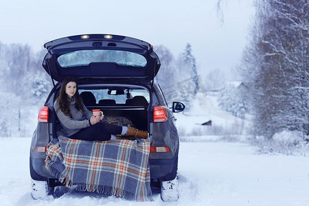 人车冬季摄影照片_女孩冬季浪漫概念车旅行