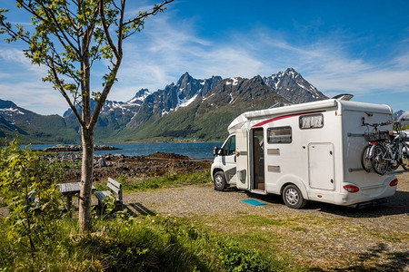 水在摄影照片_家庭度假旅行房车，度假旅行在汽车之家，大篷车度假。