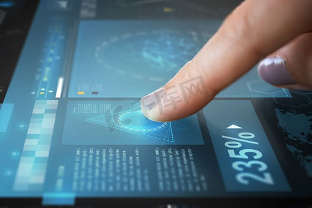 技术与人的概念—手指触摸互动面板与虚拟投影。触摸屏上的手指与虚拟数据