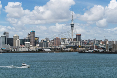 奥克兰市中心的城市天际线和奥克兰天空塔，奥克兰的标志性地标，新西兰。