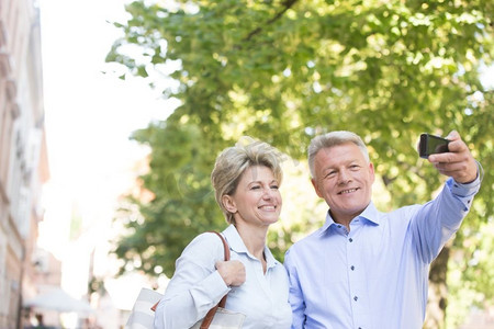 快乐的中年夫妇在户外自拍人物特写婚纱写真