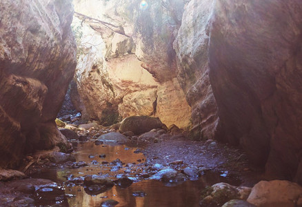 Avakas Gorge的游客塞浦路斯帕福斯区塞浦路斯南部著名的小峡谷。