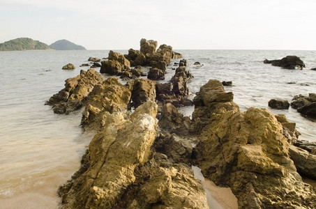 海洋中的大石头，热带地区