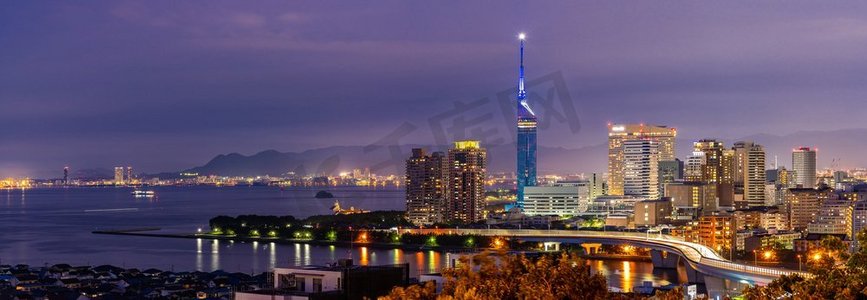 桃李遍九州摄影照片_全景Fukuoka塔日落黄昏与市中心城市风景在Fukuoka市九州日本南部 