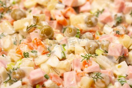 彩色马铃薯摄影照片_肉沙拉配豌豆、胡萝卜和土豆。肉类沙拉