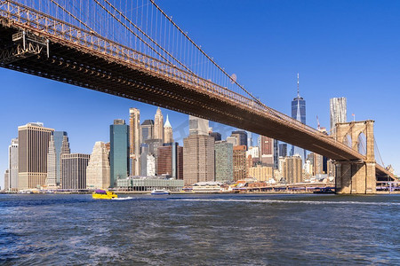 布鲁克林桥与下曼哈顿摩天大楼建筑从布鲁克林纽约市在纽约州纽约，美国