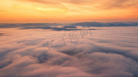 山海logo摄影照片_美丽的雾黎明在山区。山峰之间的雾海。乌克兰喀尔巴阡山脉。