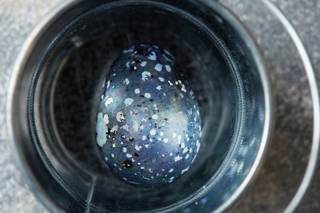 画鸡蛋在一个混凝土背景的金属桶，平奠定。复活节彩蛋