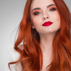 华丽的红发模特儿。女人的美丽肖像华丽的性感诱人的漂亮红发性感的模特女孩，闪亮的波浪头发。