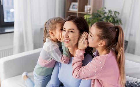 人、家庭和观念--幸福的母亲和两个女儿在家中闲聊。幸福的母女们在家中说三道四
