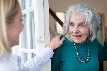 一名妇女看望年迈的女邻居