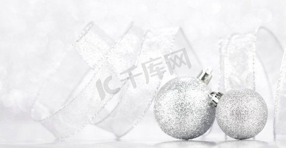 圣诞节装饰球在轻银散景背景