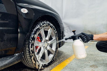 洗车服务，用特别代理人清洗车轮。汽车细节，用喷雾清洗