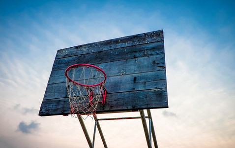 老篮板篮球箍在天空日落背景