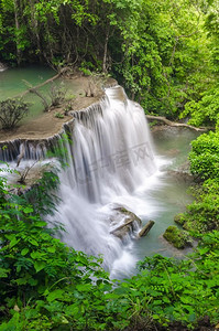 Huay Mae Kamin瀑布，美丽的瀑布秋天森林，Kanchanaburi省，泰国