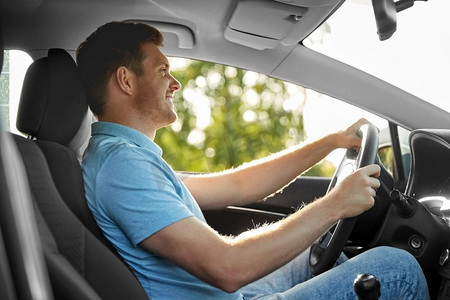 交通，车辆和人的概念—微笑的男人或司机驾驶汽车在夏天。微笑的男人或司机开车