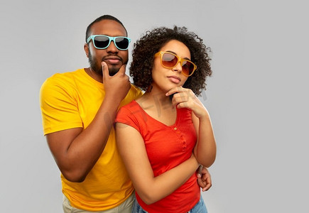 爱，关系和夏天概念—太阳镜的非洲裔美国夫妇思考在灰色背景非洲夫妇在太阳镜思考