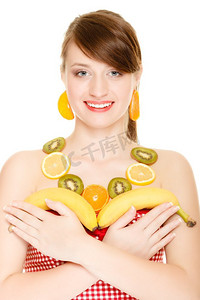 珠宝摄影照片_饮食.女孩与项链和耳环的新鲜柑橘水果持有香蕉孤立。女性推荐健康营养