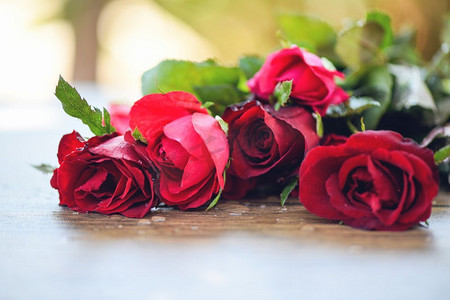 红玫瑰花束/粉红色和红玫瑰情人节爱在木桌的爱情人概念的自然背景