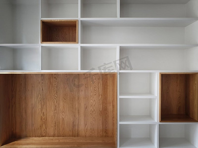 衣柜木质摄影照片_空衣柜架子背景。现代木质衣柜箱，漂亮的白色和棕色室内设计组合，抽象的造型和图案。