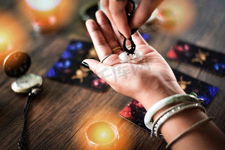 算命先生在手上阅读财富线手手链