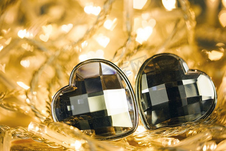 心形宝石在金色的电花环与散景。两颗宝石心