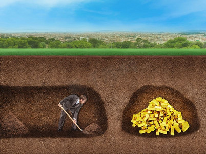 商人在地下挖了一条隧道来寻找宝藏.麦田稻田