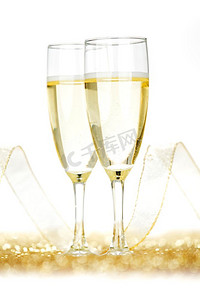 两个香槟杯和金色闪亮的闪光在白色背景隔绝