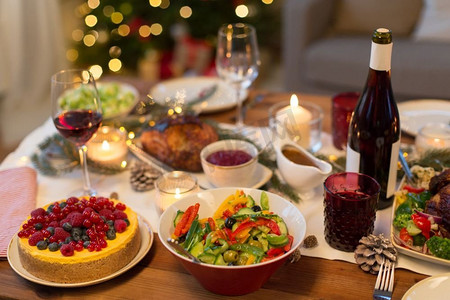 圣诞晚餐和饮食概念—食物和饮料在家里的桌子上。在家里的圣诞餐桌上的食物和饮料